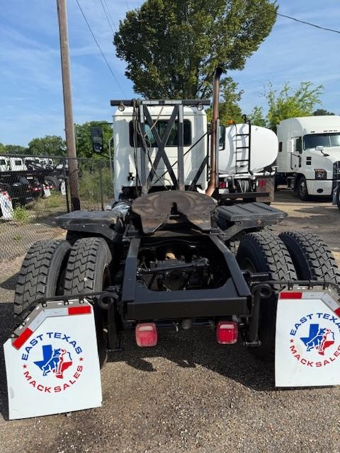 2019 MACK PINNACLE 64T - image 2 of 6