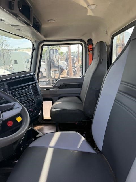 2019 MACK PINNACLE 64T - image 3 of 6