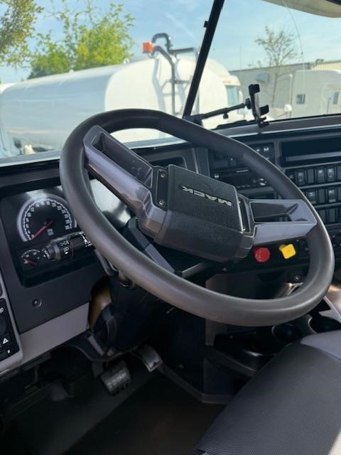 2019 MACK PINNACLE 64T - image 4 of 6
