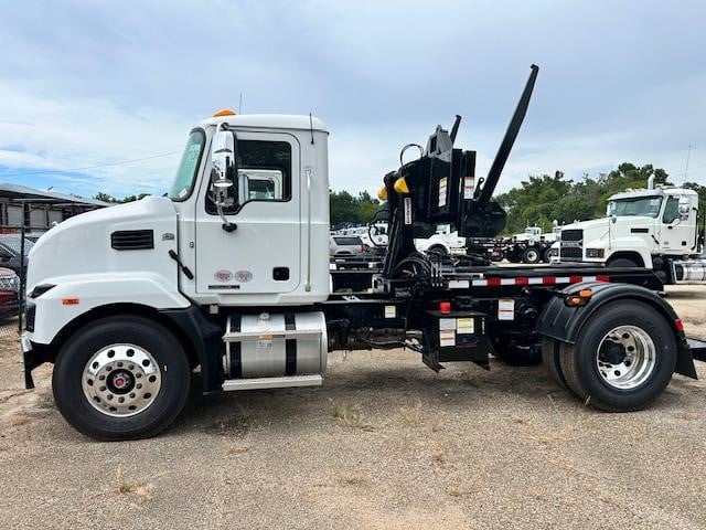 2026 MACK MD7 - image 1 of 3