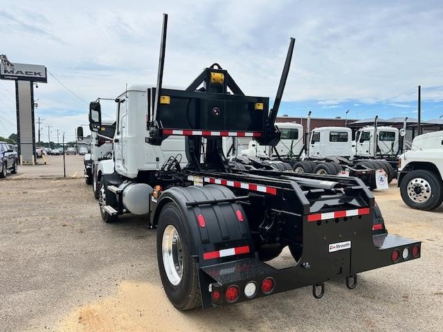 2026 MACK MD7 - image 2 of 3