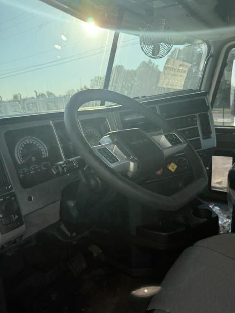 2022 Mack — photo 2